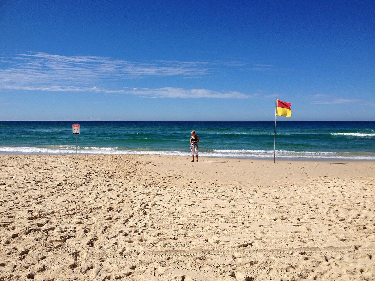 Rot-gelbe Badeflaggen am Strand